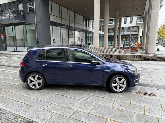 Volkswagen e-Golf VII 2 of 8