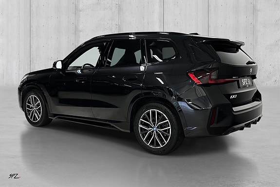 BMW iX1 5 of 18