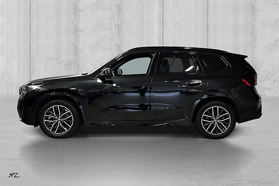 BMW iX1 4 of 18