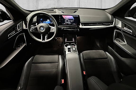 BMW iX1 8 of 18