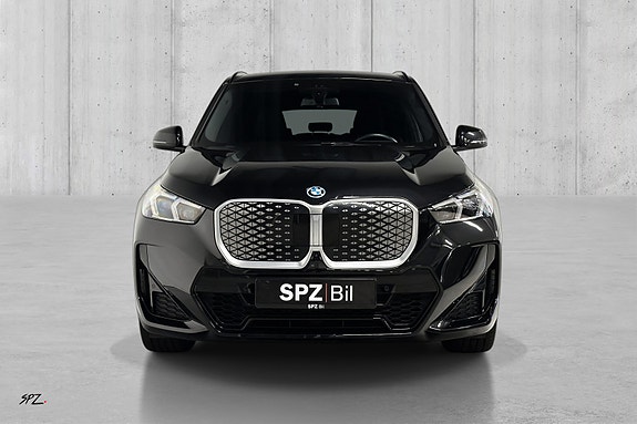 BMW iX1 3 of 18