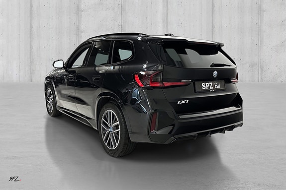 BMW iX1 6 of 18