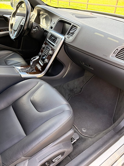 Volvo V60 2 of 13