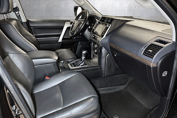 Toyota Land Cruiser 11 of 23