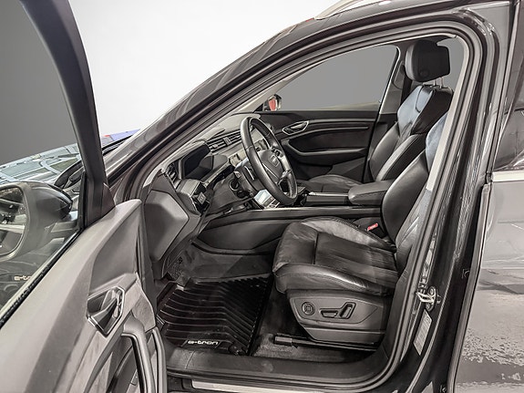 Audi e-tron 10 of 26
