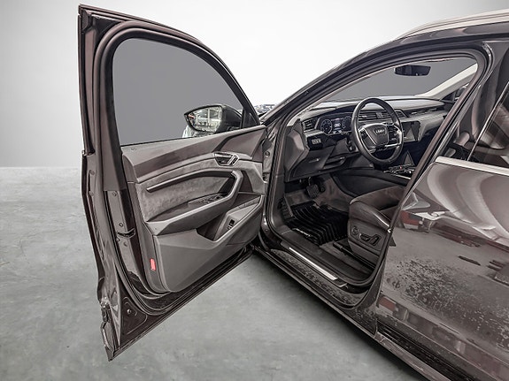 Audi e-tron 8 of 26
