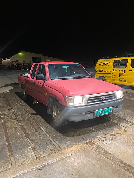 Toyota HiLux 2 of 23