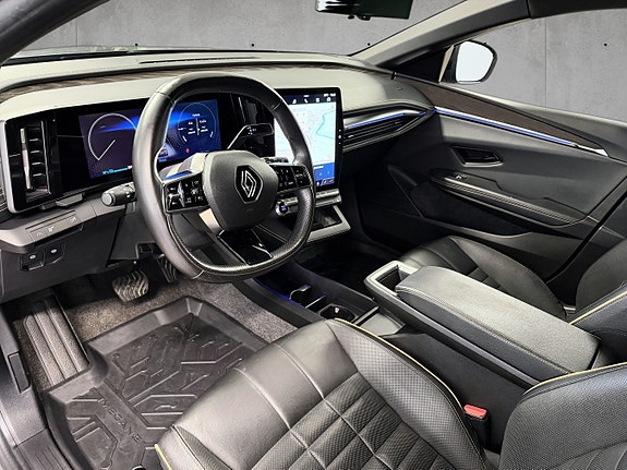 Renault Megane E-Tech 5 of 12