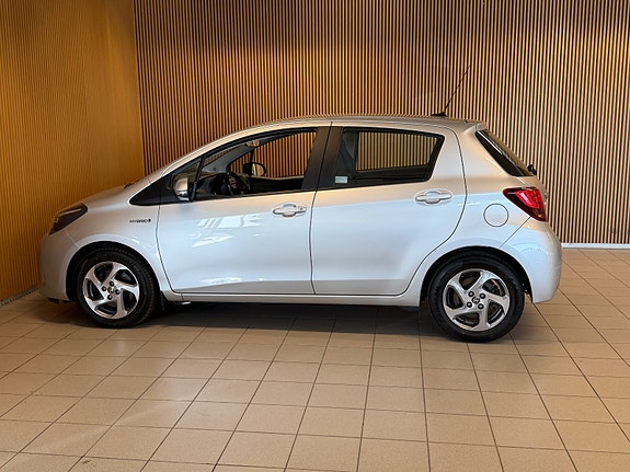 Toyota Yaris 8 of 21
