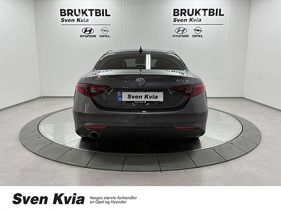 Alfa Romeo Giulia 7 of 29