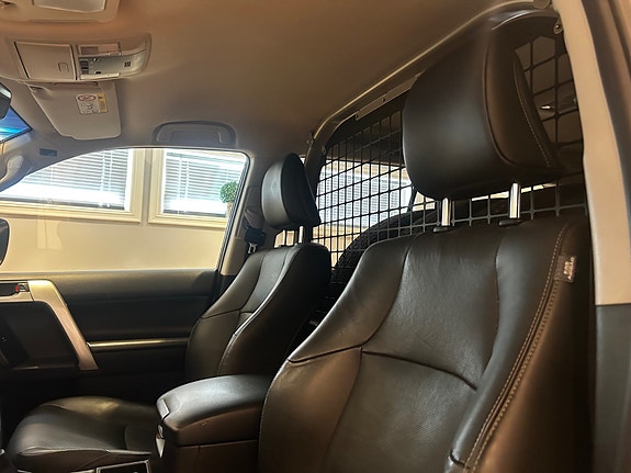 Toyota Land Cruiser 12 of 28