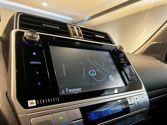 Toyota Land Cruiser 15 of 28