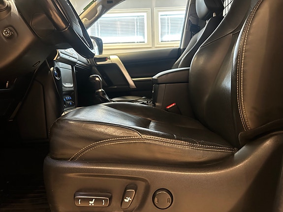Toyota Land Cruiser 11 of 28