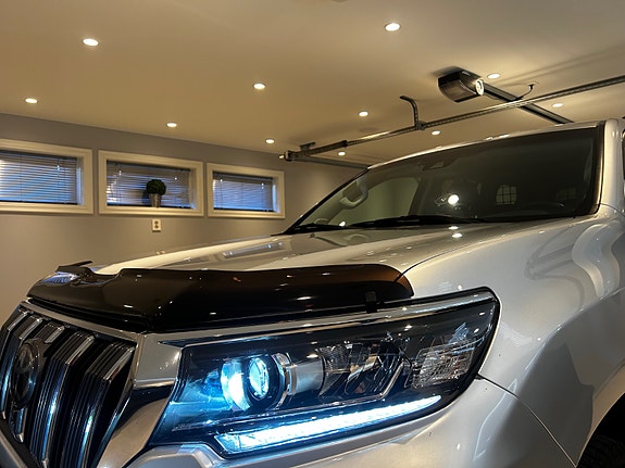 Toyota Land Cruiser 3 of 28