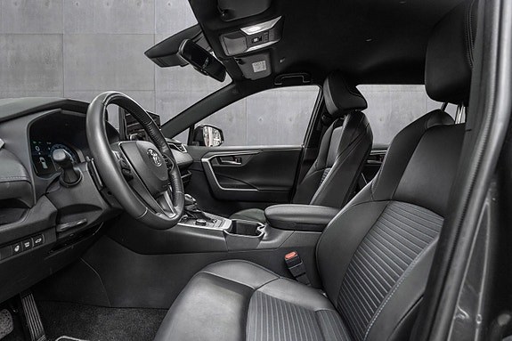 Toyota RAV4 8 of 24