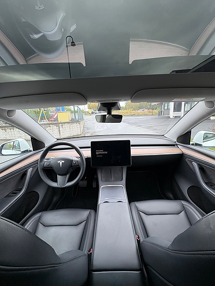 Tesla Model Y 11 of 14