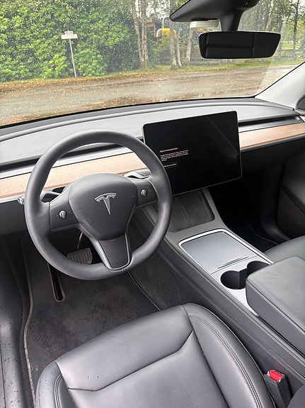 Tesla Model Y 10 of 14