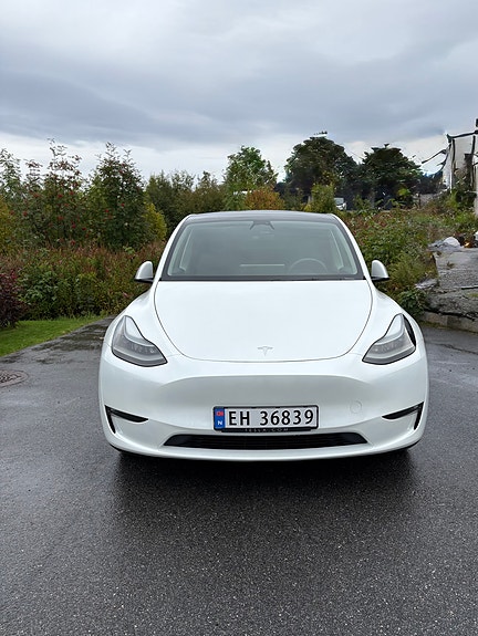 Tesla Model Y 2 of 14