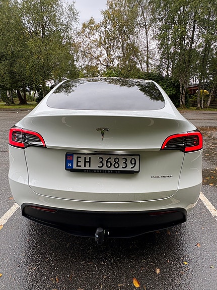 Tesla Model Y 5 of 14