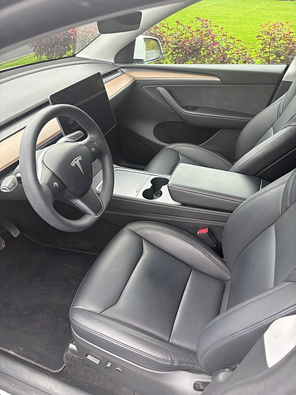 Tesla Model Y 9 of 14
