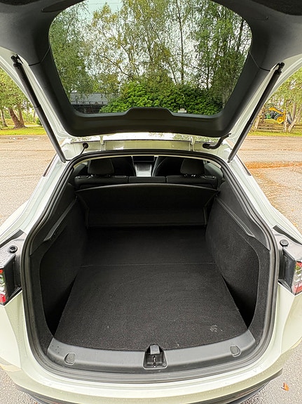 Tesla Model Y 7 of 14