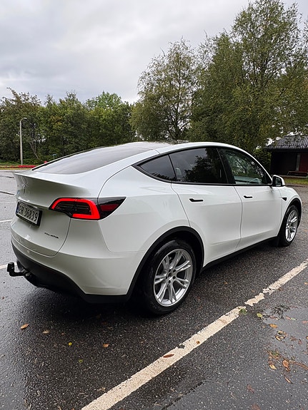 Tesla Model Y 4 of 14