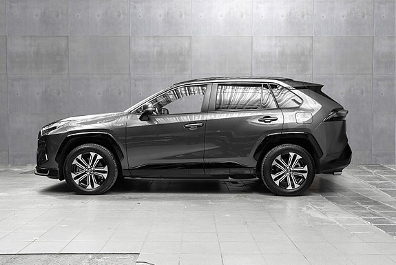 Toyota RAV4 Plug-in Hybrid 2 of 25