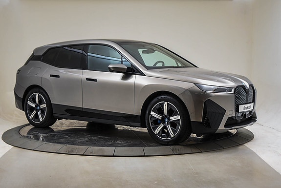 BMW iX 13 of 20