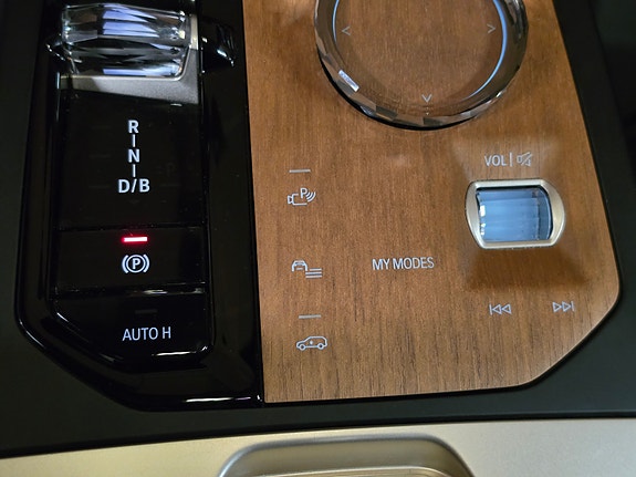 BMW iX 29 of 30