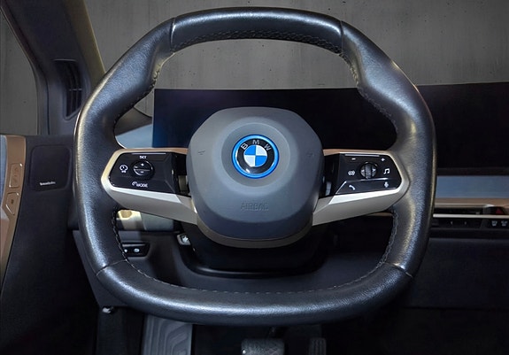 BMW iX 20 of 30