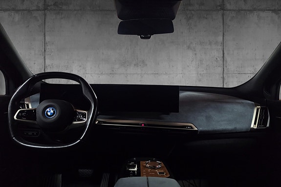BMW iX 14 of 30