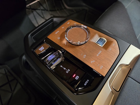BMW iX 28 of 30