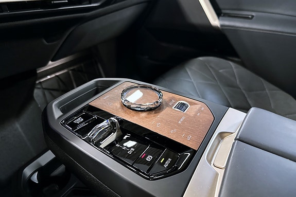BMW iX 26 of 30