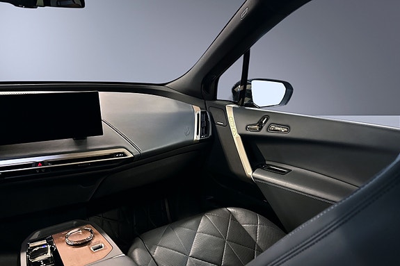 BMW iX 10 of 30
