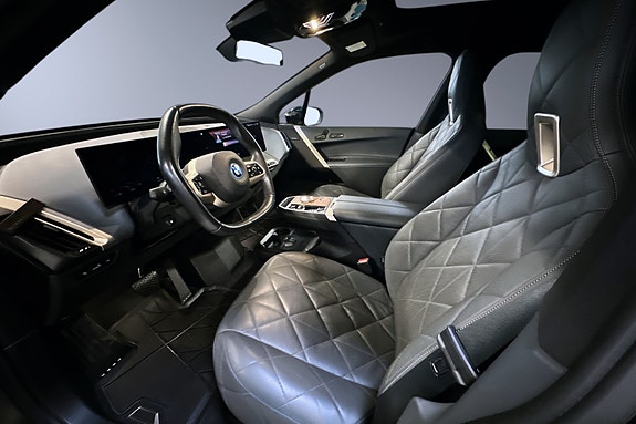 BMW iX 14 of 30