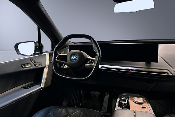 BMW iX 11 of 30
