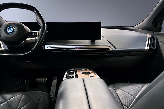 BMW iX 12 of 30