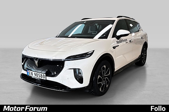 Skarp front med karakteristisk grille og elegant hvit lakk.