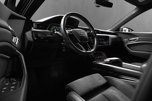 Audi e-tron 14 of 27