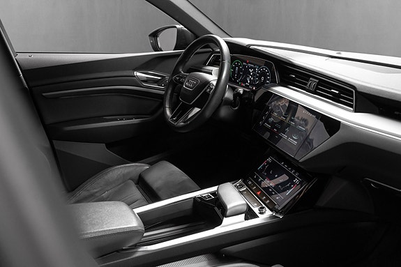 Audi e-tron 10 of 27