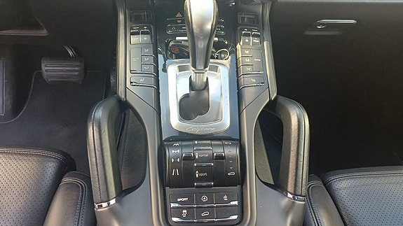 Porsche Cayenne 22 of 29