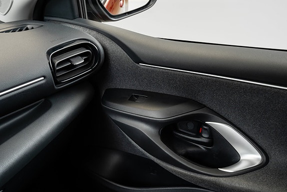 Toyota Yaris 14 of 30
