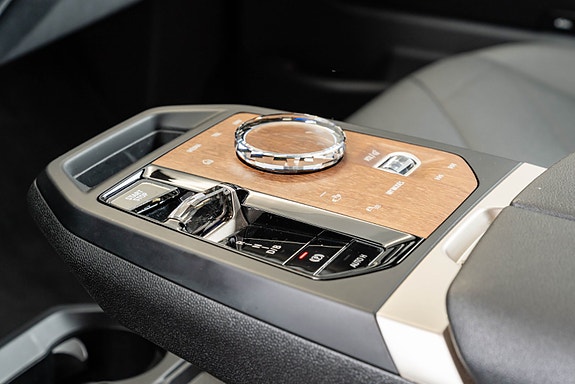 BMW iX 14 of 26