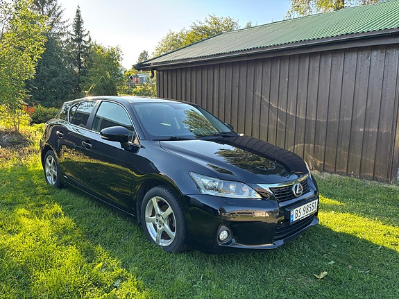 Lexus CT200h 2 of 11