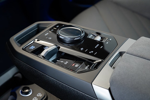 BMW iX 13 of 30