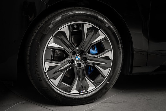 BMW iX 11 of 30
