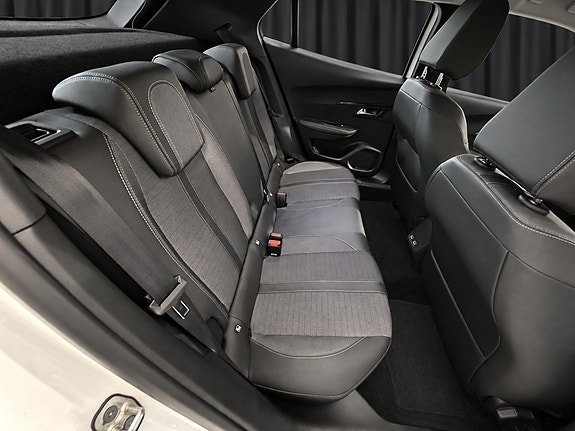 Peugeot e-2008 15 of 23