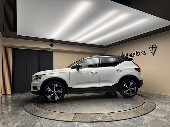 Volvo XC40 2 of 30