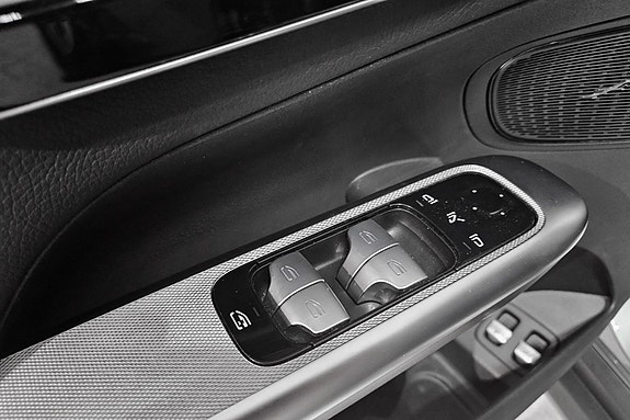 Mercedes-Benz GLC300 e 26 of 30