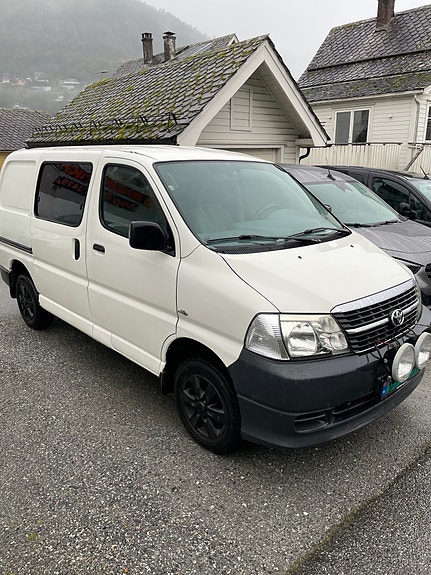 Toyota HiAce 4 of 13